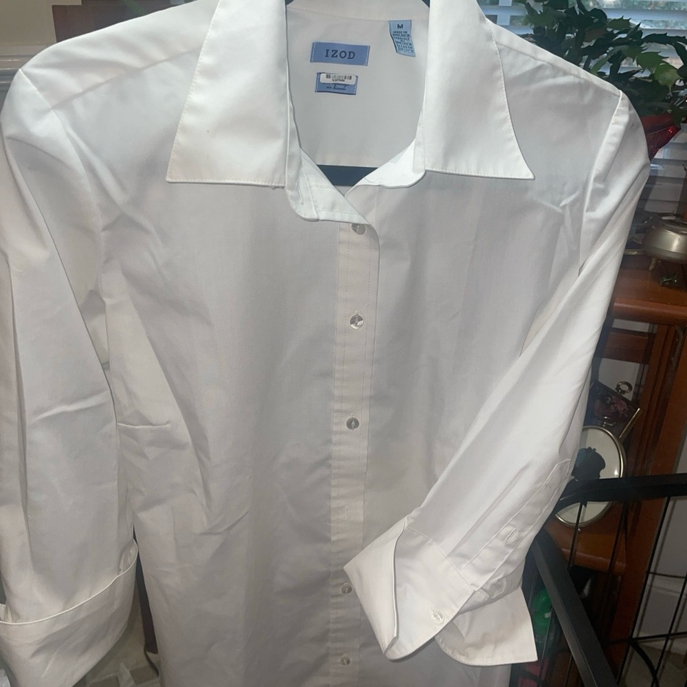 Ladies Izod crisp white collared blouse.Size M.        

      SOLD.       SOLD.